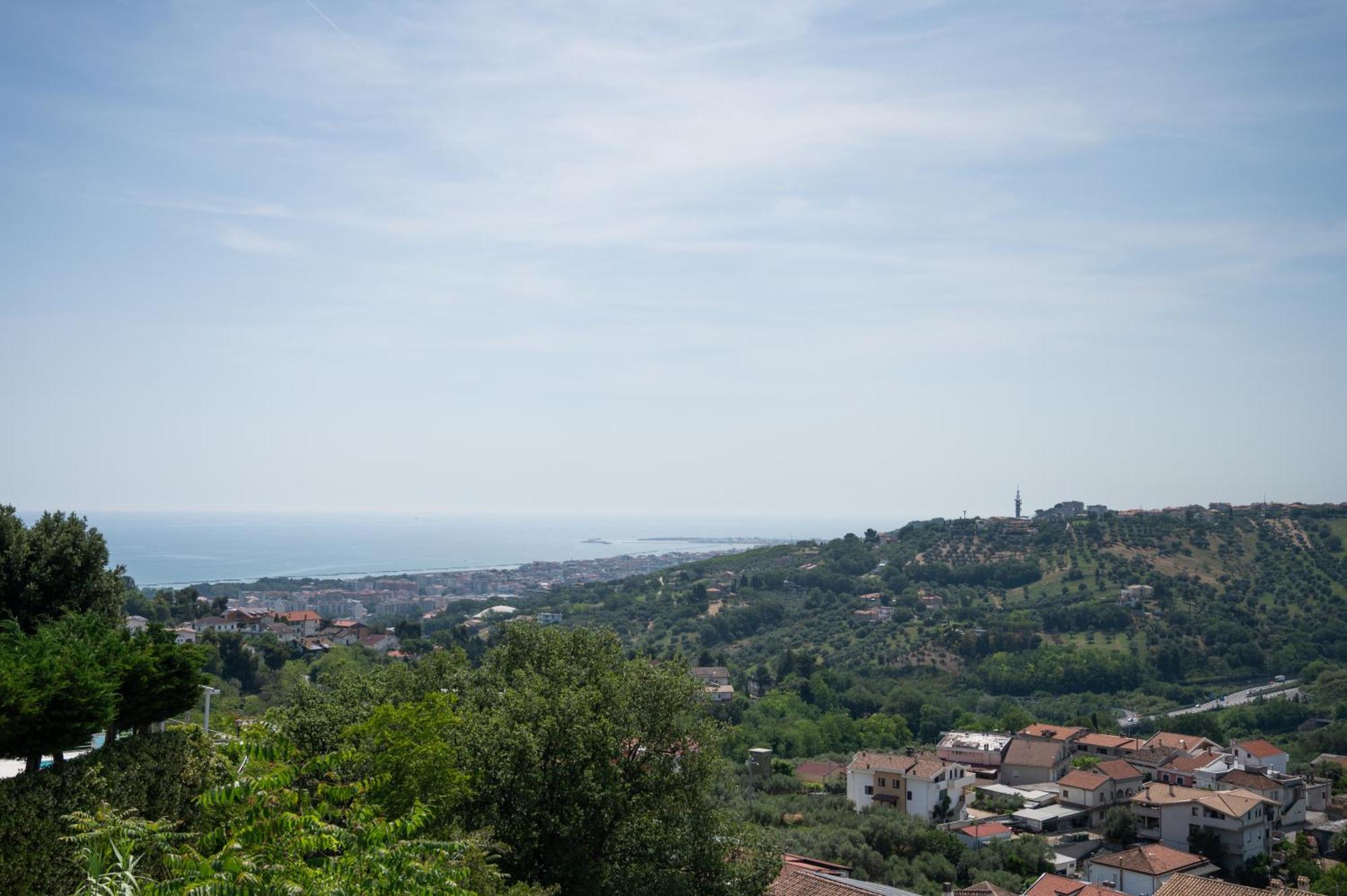 Casa Vista Mare E Colline A Montesilvano Colle Bagian luar foto